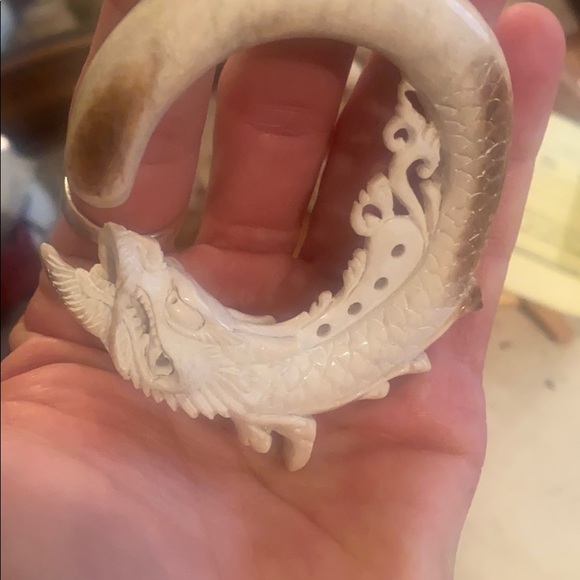 Incredible hand carved dragon earrings - Picture 4 of 9